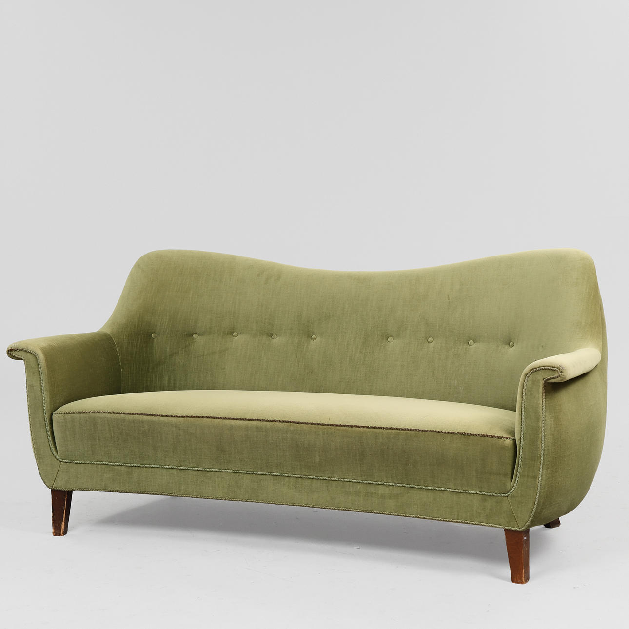 Fristående skulpturell soffa klädd i velour, 1900-talets första hälft, Danmark