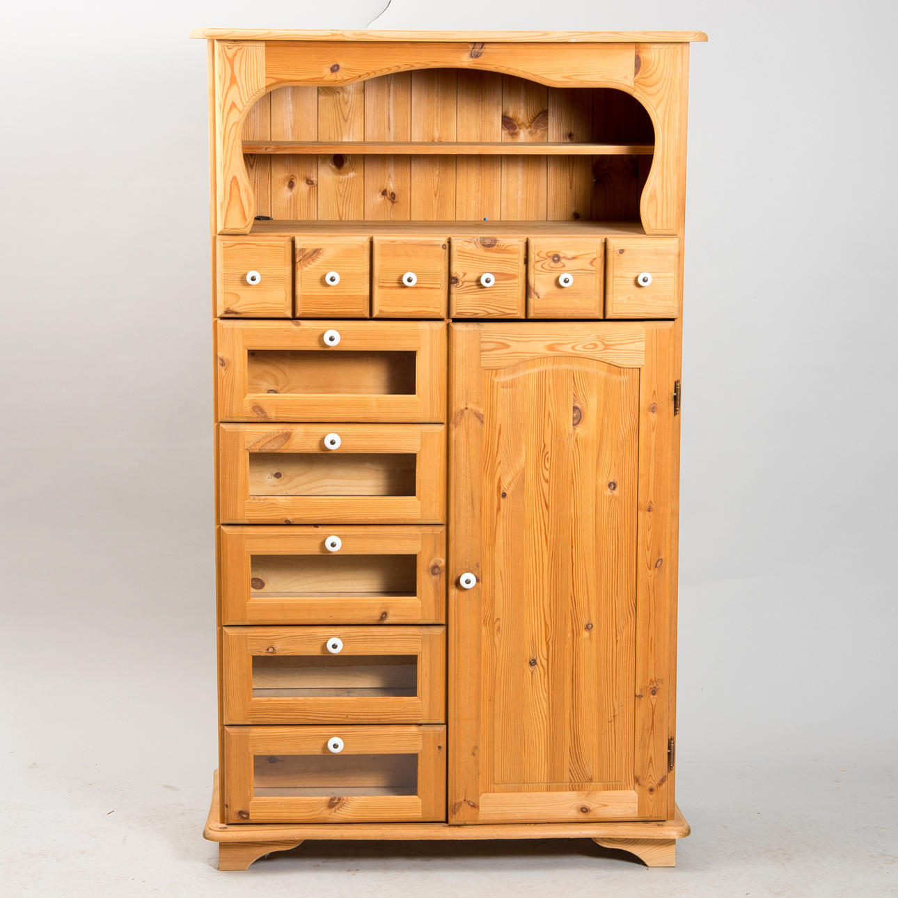 SKÅP MED HYLLOR OCH LÅDOR, fur, sent 1900-tal.