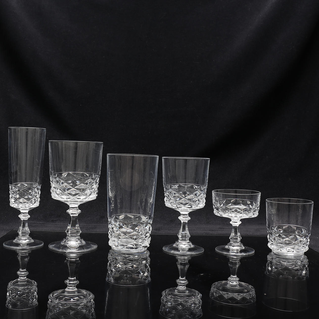 GLASSERVIS, rutslipade, 70 delar, 1900-tal.