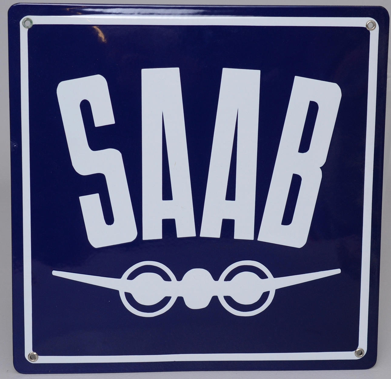 EMALJERAD SKYLT, TEXT SAAB.