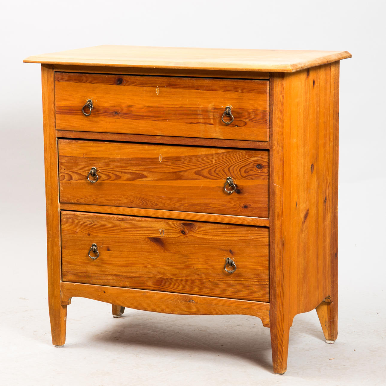 BYRÅ, 3-lådig, fur, 1900-talets andra hälft.