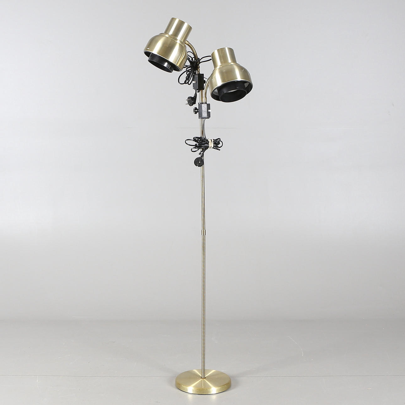 GOLVLAMPA, gulmetall, Elidus, 1900-tal.