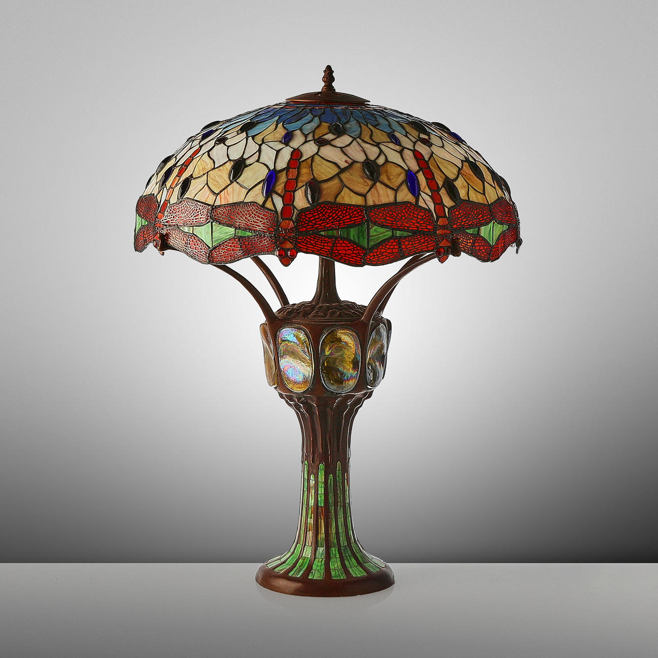 BORDSLAMPA, Tiffanystil.