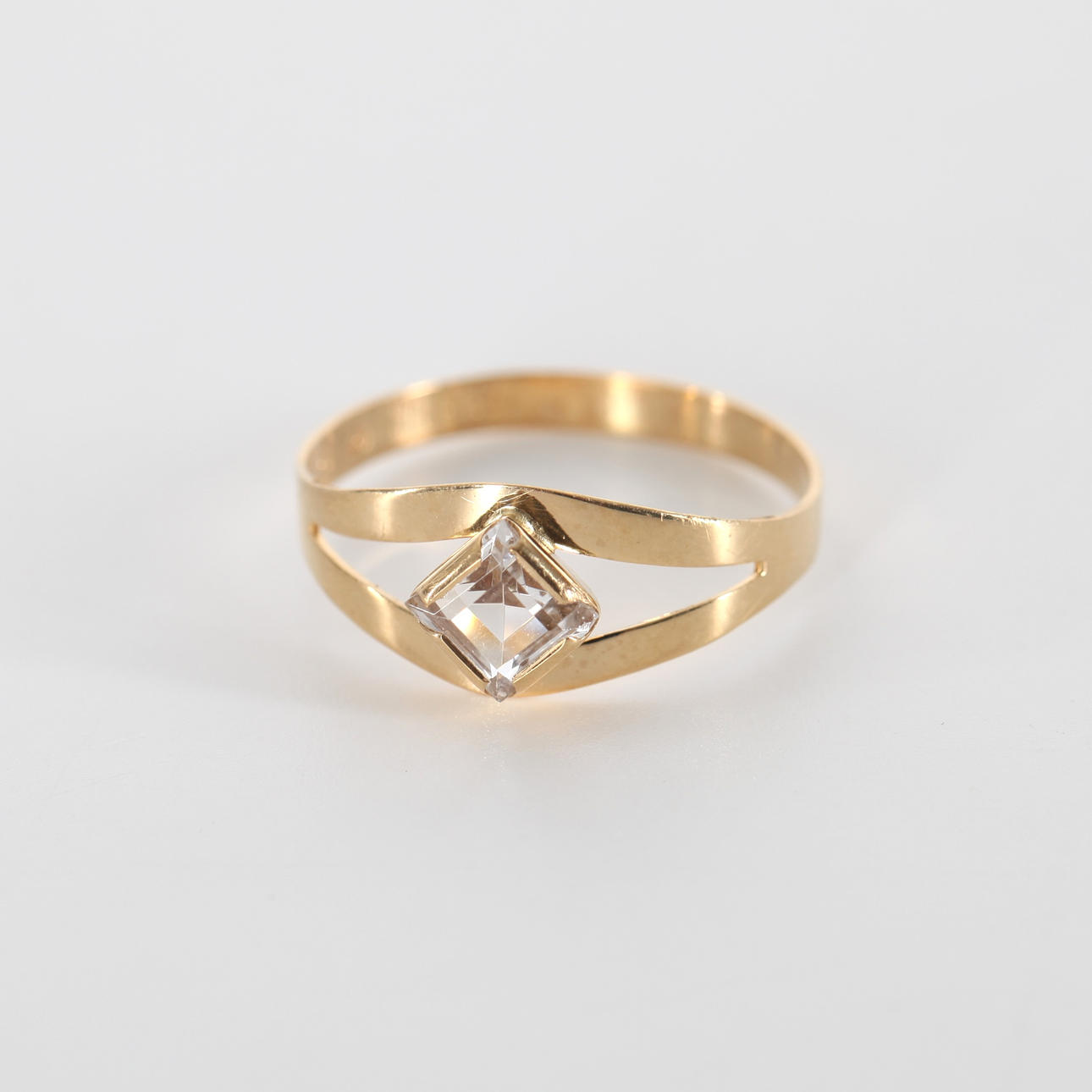 RING MED VIT STEN, 18K guld, 1988.