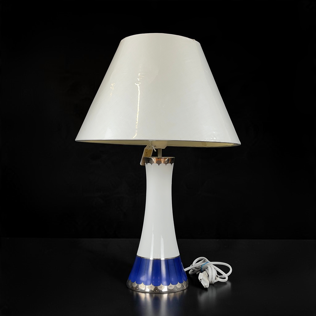 SIGVARD BERNADOTTE. Bordslampa, porslin, "Marianne", Fyrklövern, Christineholm, 2000-tal.