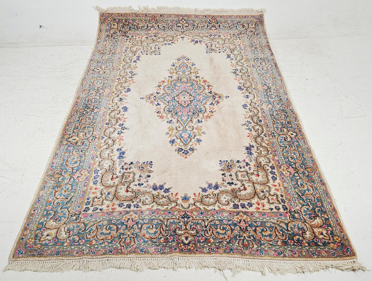 CARPET, Oriental, Kirman, approx. 270x176 cm.