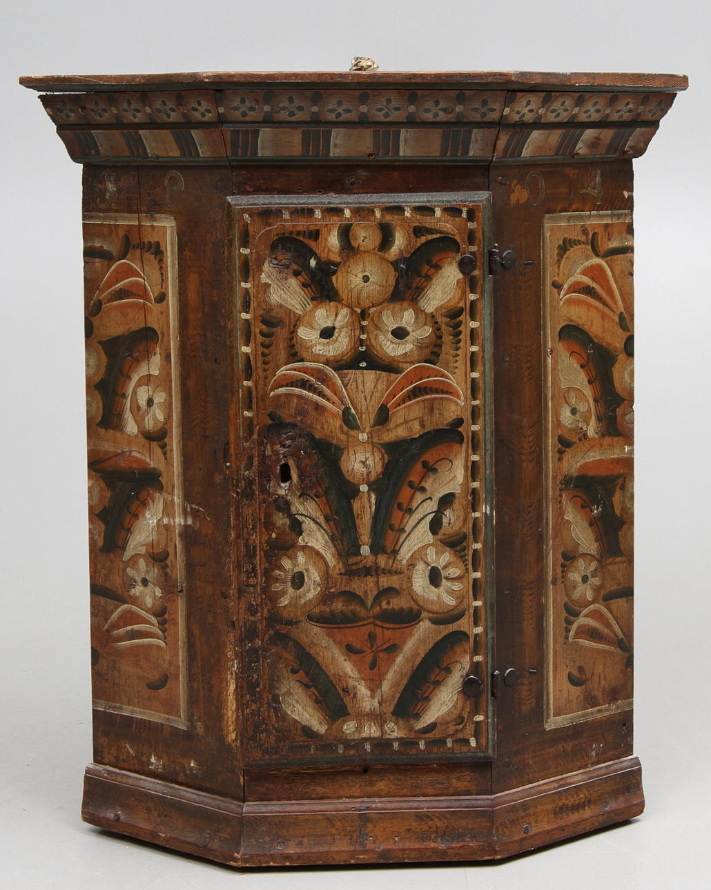 HÖRNHÄNGSKÅP, Dalarna, allmoge, 1800-tal.