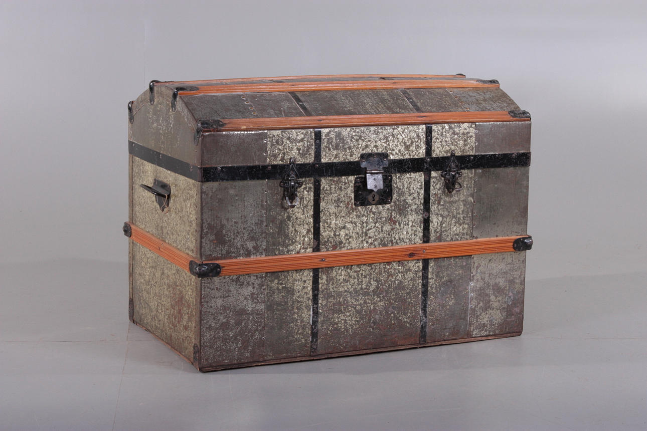 KISTA, trä samt plåt, 1900-tal.