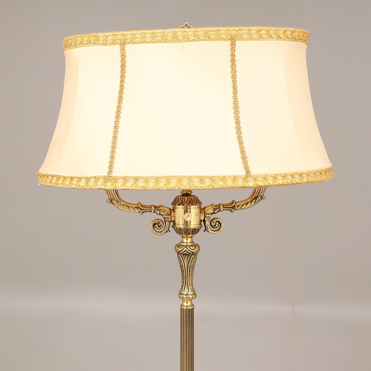 GOLVLAMPA med två ljuspunkter, mässing, 1900-talets mitt.