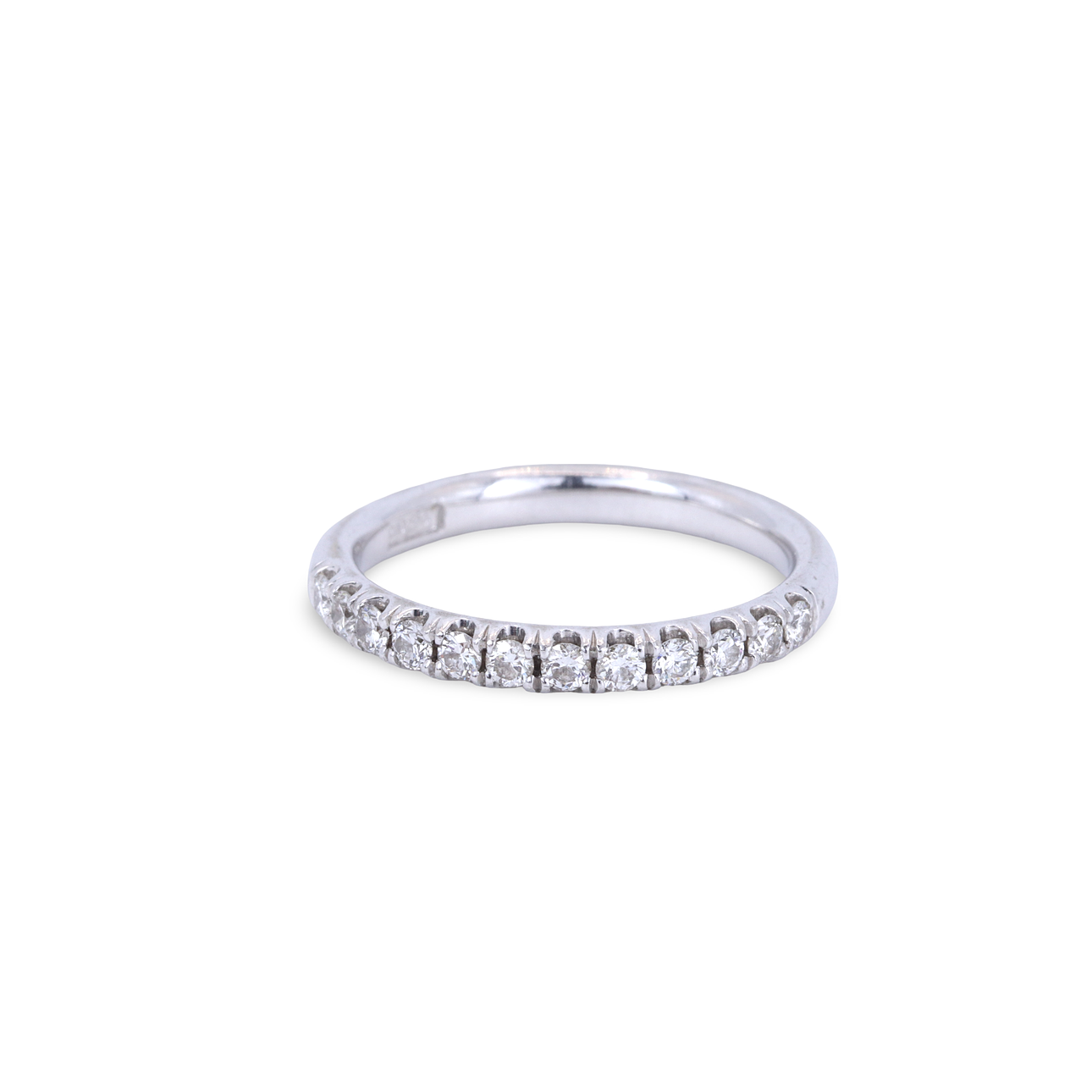 HALVALLIANSRING I PLATINA MED DIAMANTER.