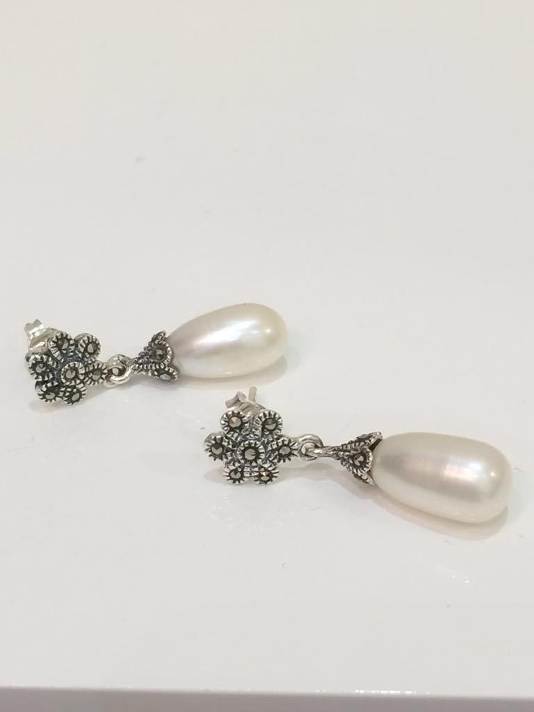 PÄRLA OCH MARKASIT ÖRHÄNGEN.