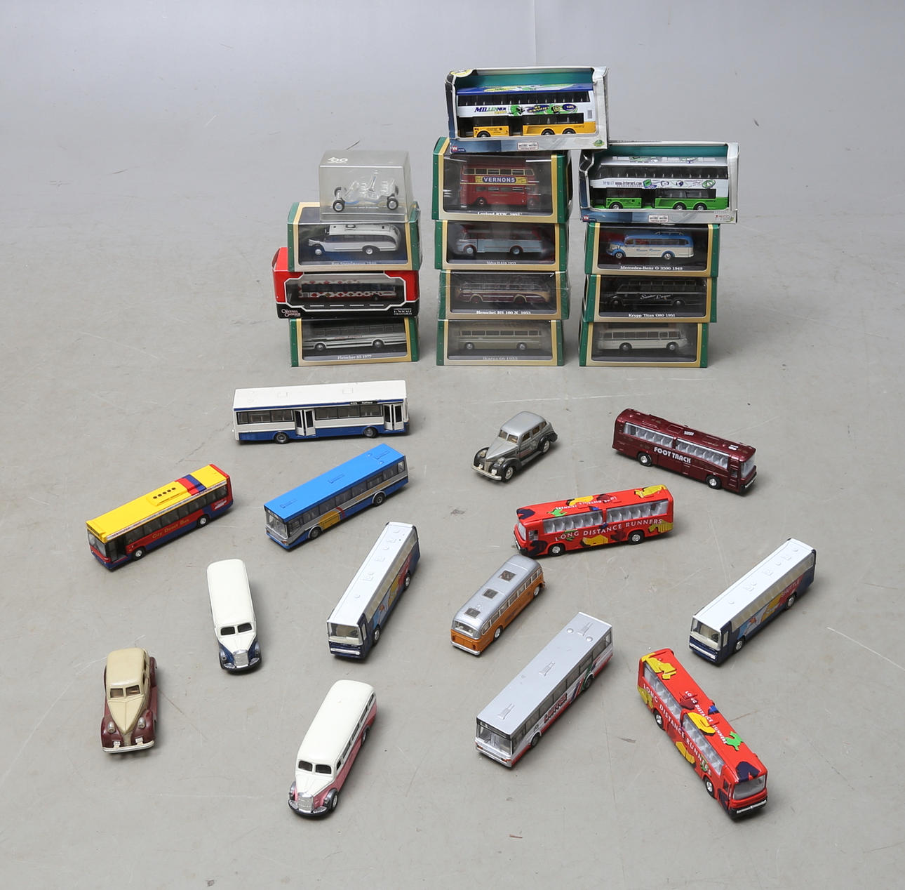 BUSSAR och BILAR olika fabrikat. Delvis originalkartonger. 22 stycken.