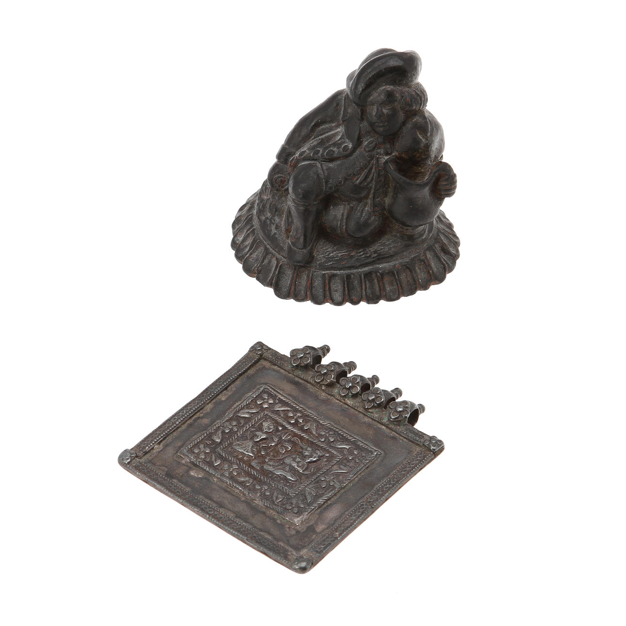 FIGURIN, stengods, samt AMULETT, Indien, silver.