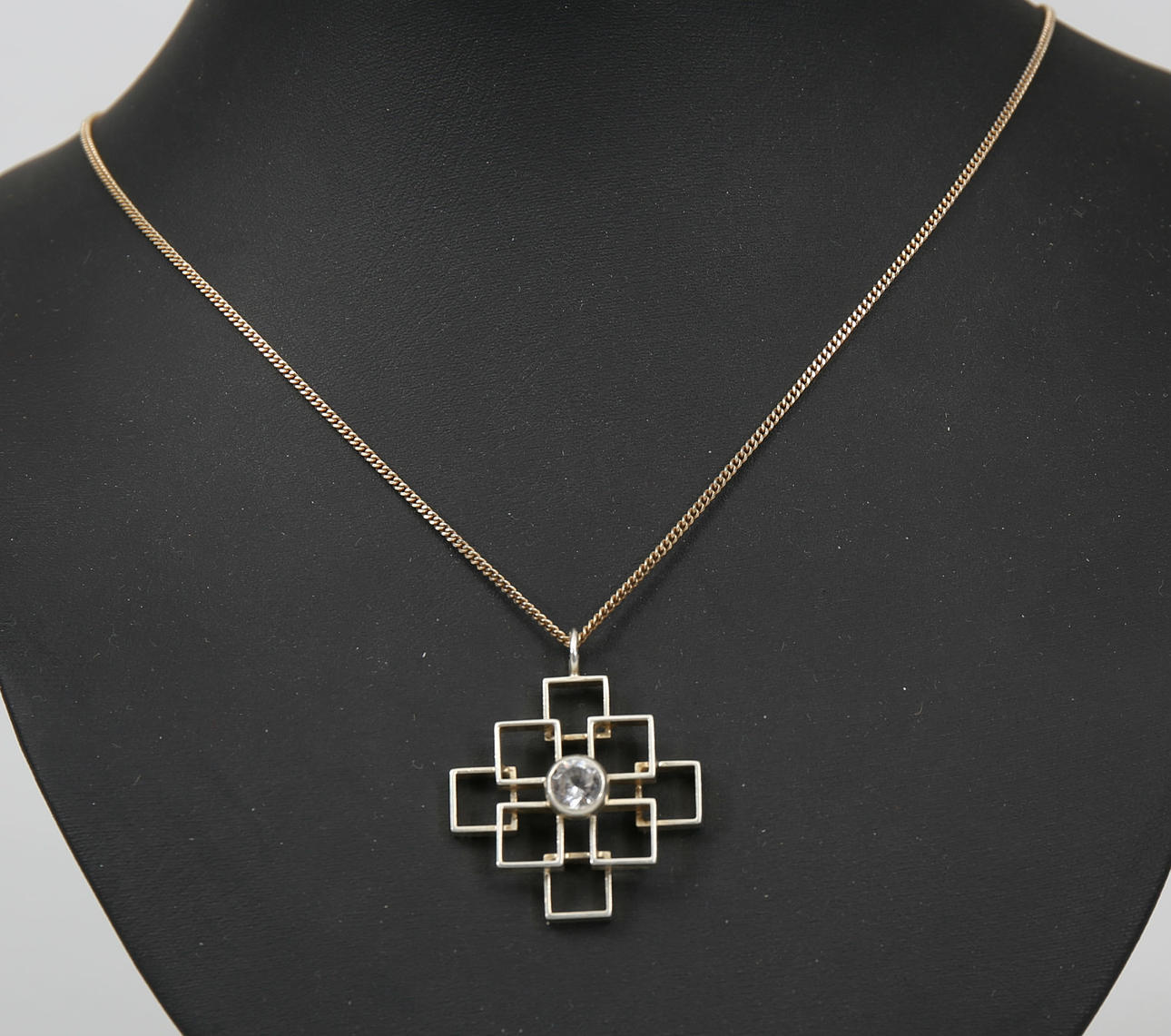 HALSBAND MED HÄNGE, silver och vit sten, total vikt 8,7 gram.