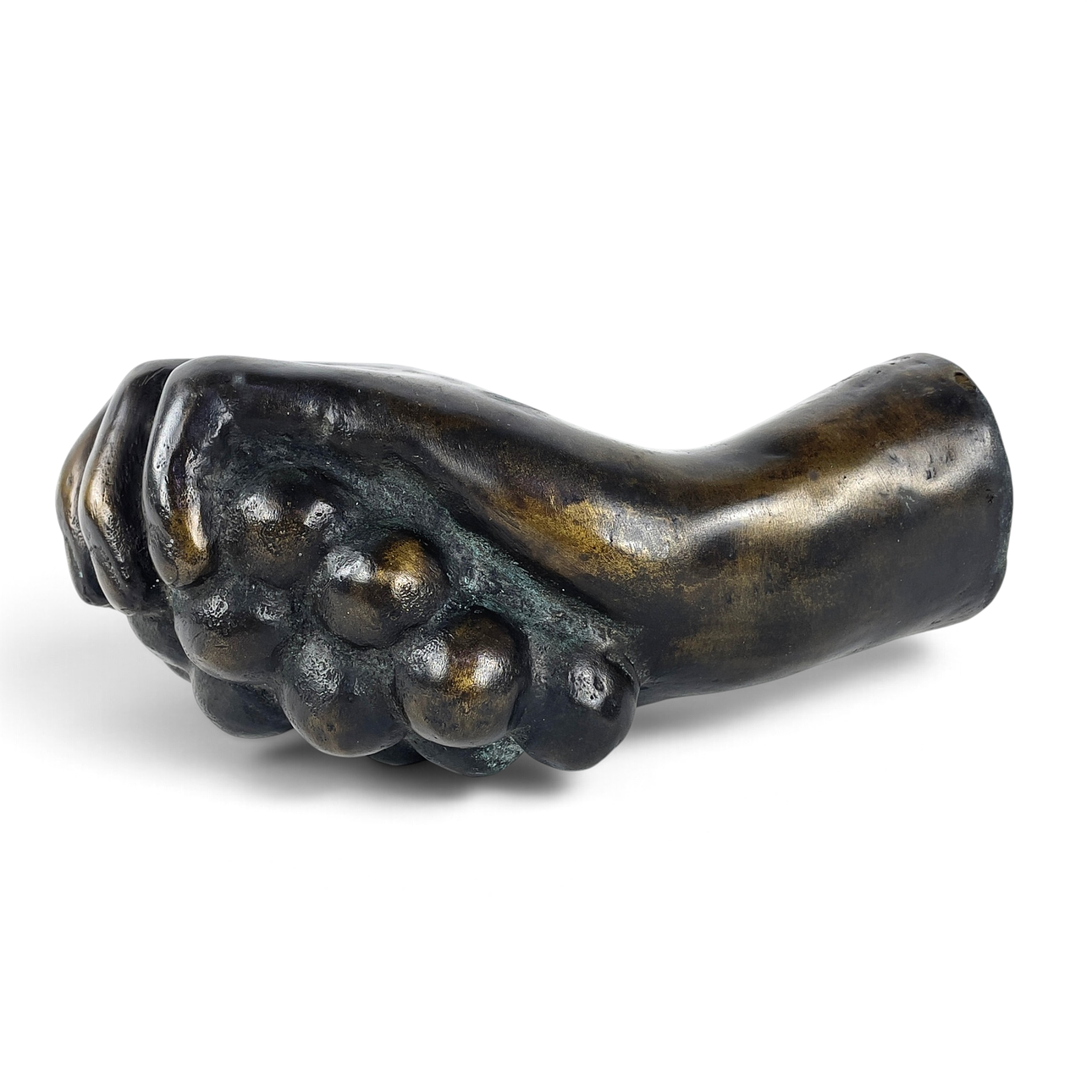 OIDENTIFIERAD KONSTNÄR, skulptur, brons, hand med druvklase, signerad H. Banás.