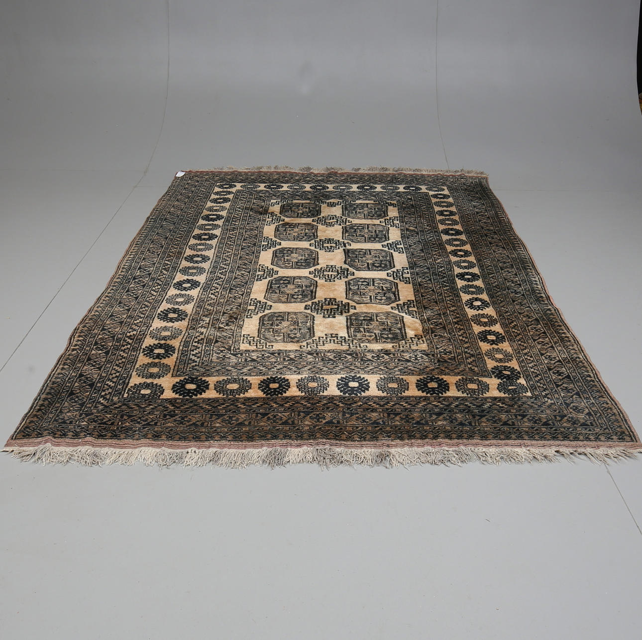 MATTA, guldafghan. Ca 297 x 200 cm.