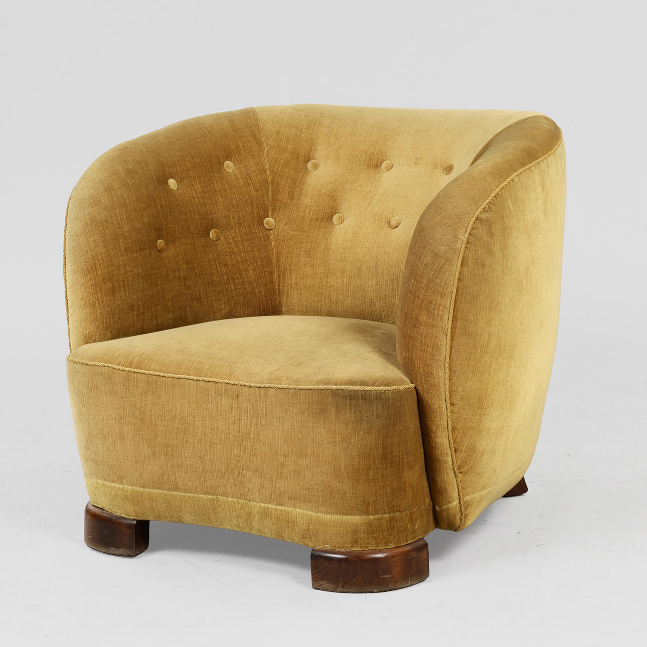 Helstoppad grytformad fåtölj klädd i velour, 1940-tal, Danmark