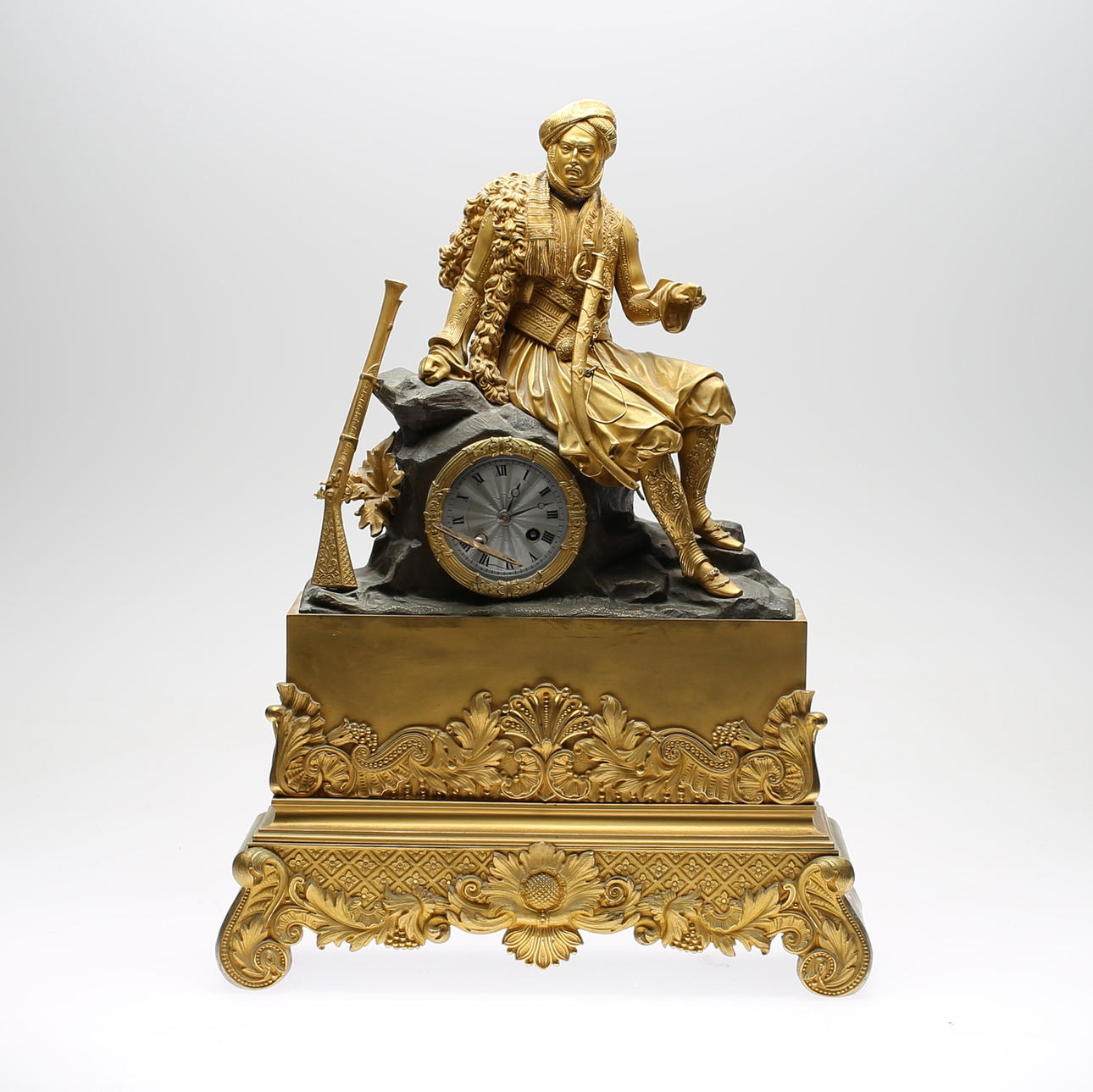 BORDSPENDYL, förgylld samt patinerad brons, rokokostil, omkring år 1900.