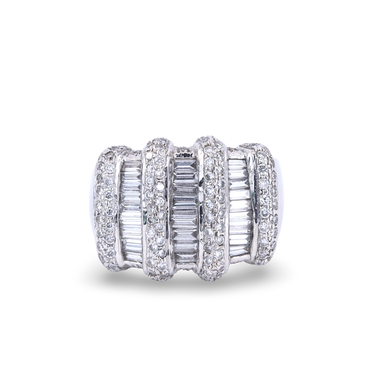 KRAFTIG RING I 18KT GULD MED DIAMANTER.