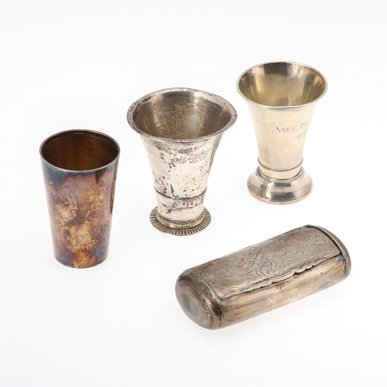 BÄGARE 3 st samt DOSA, silver, 1700/1900-tal. 178 gram.