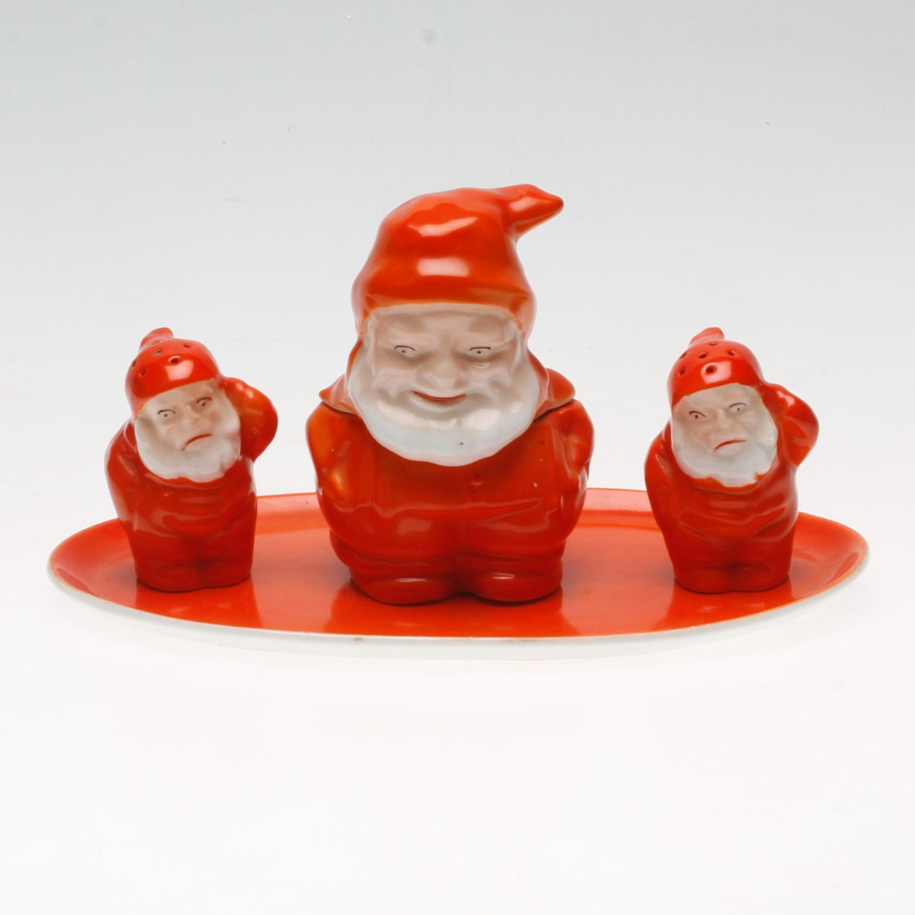 SENAPSKANNA, SALT- OCH PEPPARKAR PÅ BRICKA, 1900-tal.