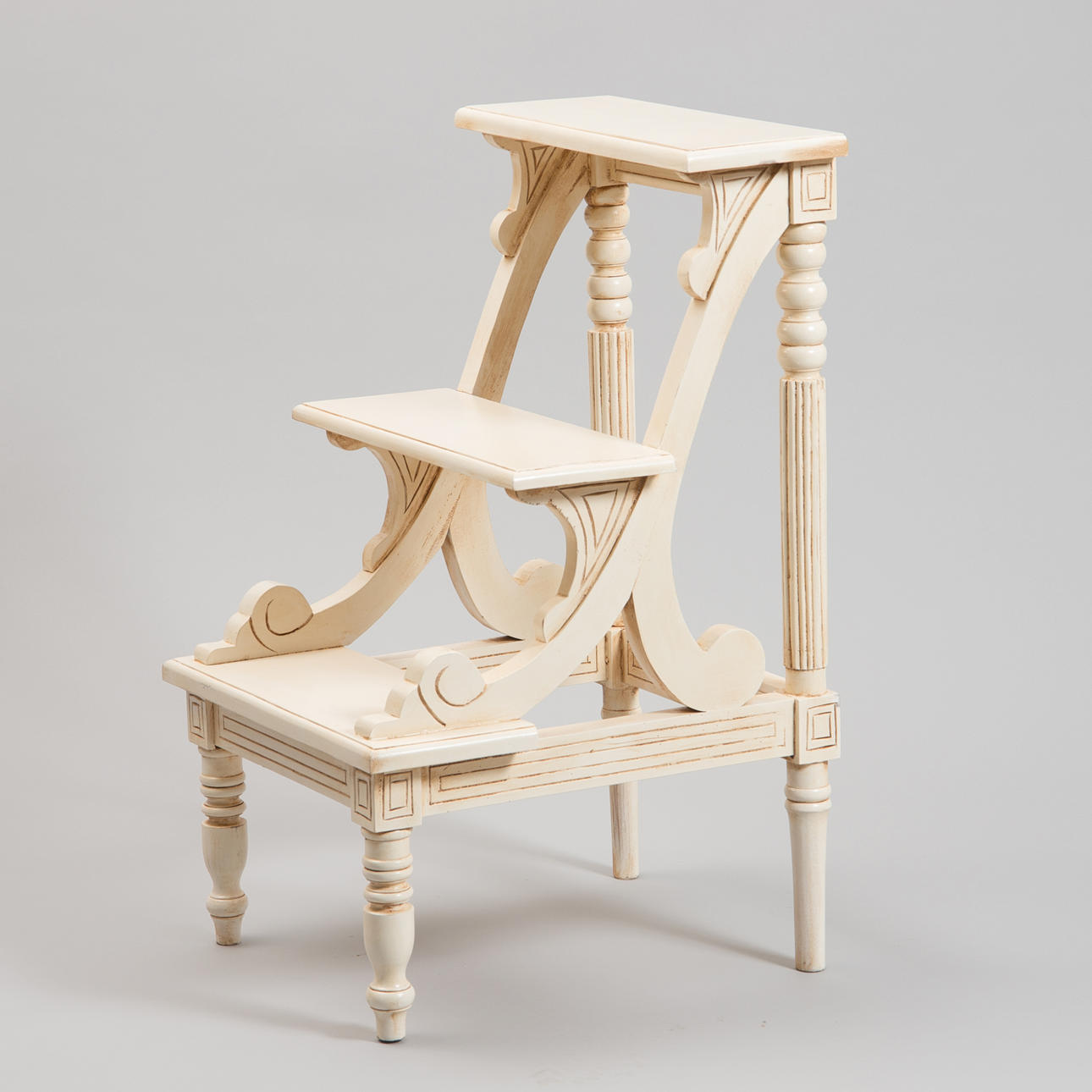 BIBLIOTEKSSTEGE, viktoriansk stil, vitmålad, samtida.