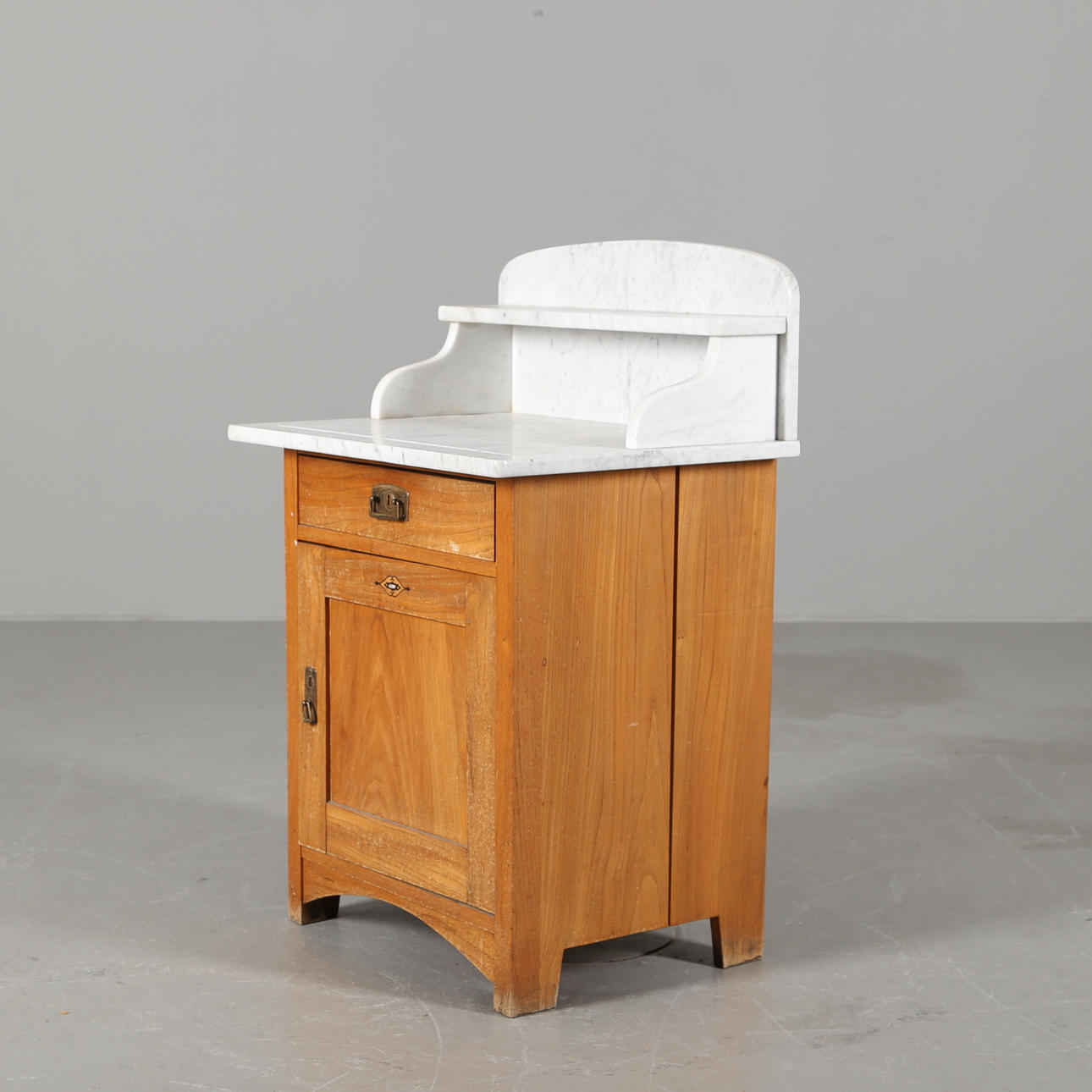 POTTSKÅP med marmortopp, ca 1910 - 1920.