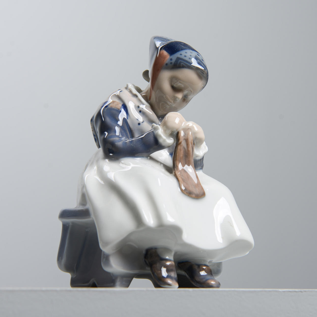 LOTTE BENTER. "Amagerpiger", modell 1314, Royal Copenhagen.