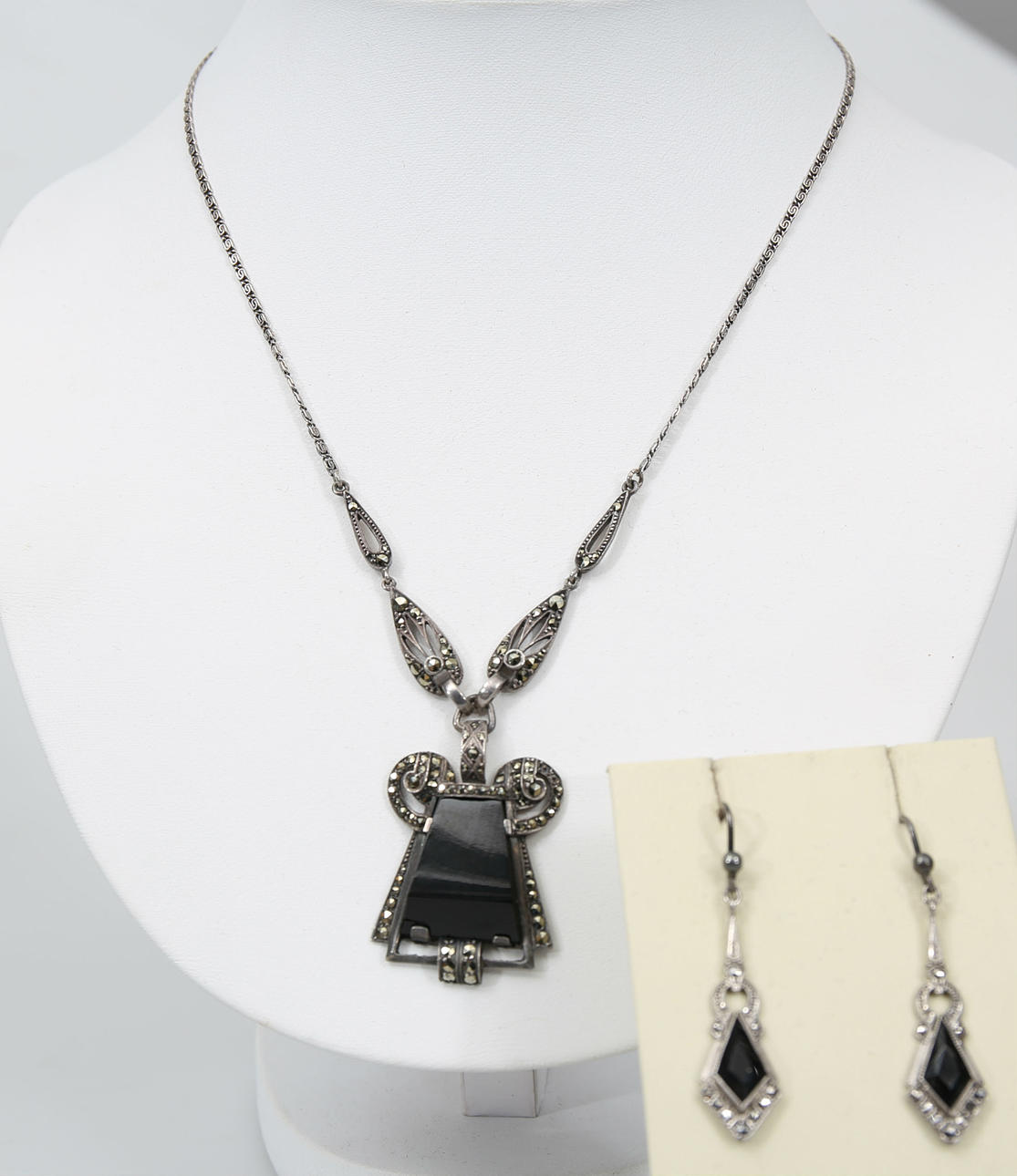 COLLIER OCH ÖRHÄNGEN, silver, markasiter och svart sten, 3 delar, total vikt 17,9 gram.