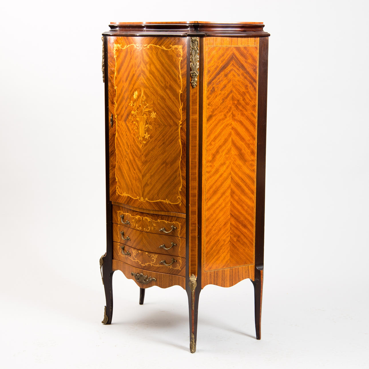 VITRINSKÅP, mahogny med intarsia och bronser, 1900-tal, rokokostil.