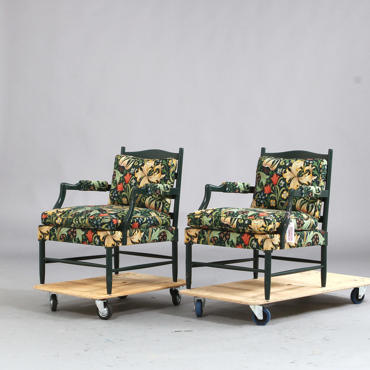 FÅTÖLJER, 1 par Gripsholmsmodell, 1900-tal.