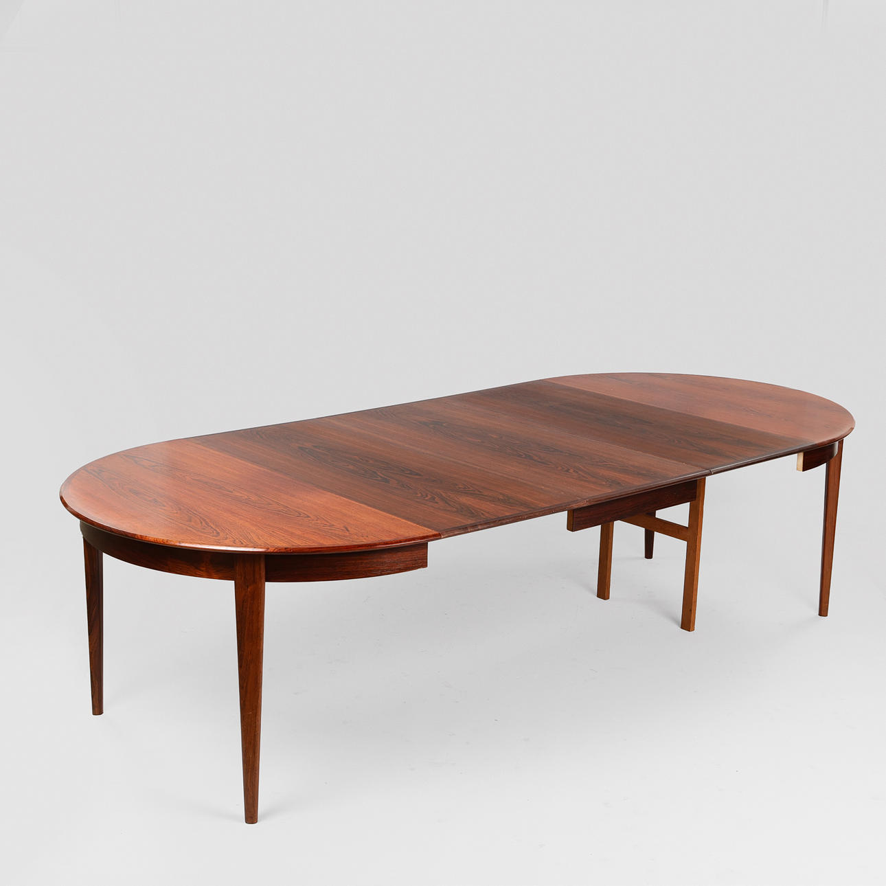 Dansk möbeldesign. Matbord av jakaranda med utdrag, 1960-tal. (4)