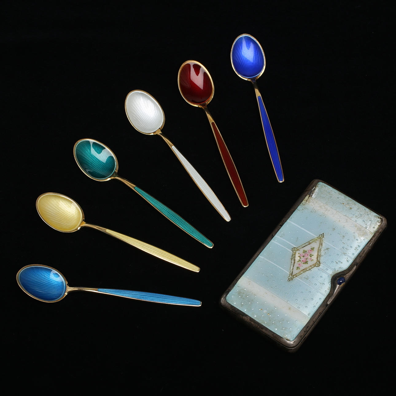 CIGARETTETUI, silver, svensk import av Hallbergs samt MOCCASKEDAR, 6 st, silver, David-Andersen Norge.