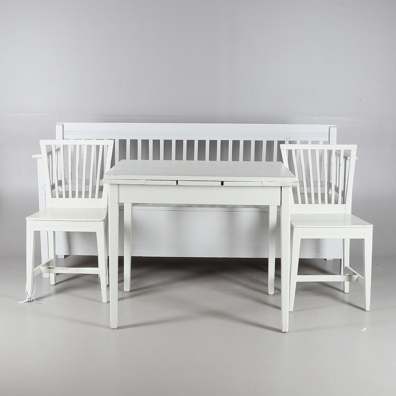 MATGRUPP, 4 delar, furu, pinnsoffa, stolar, bord, 1900-talets första hälft.