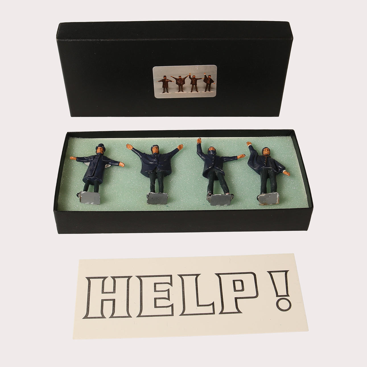 THE BEATLES, box med 4 tennfigurer föreställande bandmedlemmarna på omslaget till skivan HELP år 1965