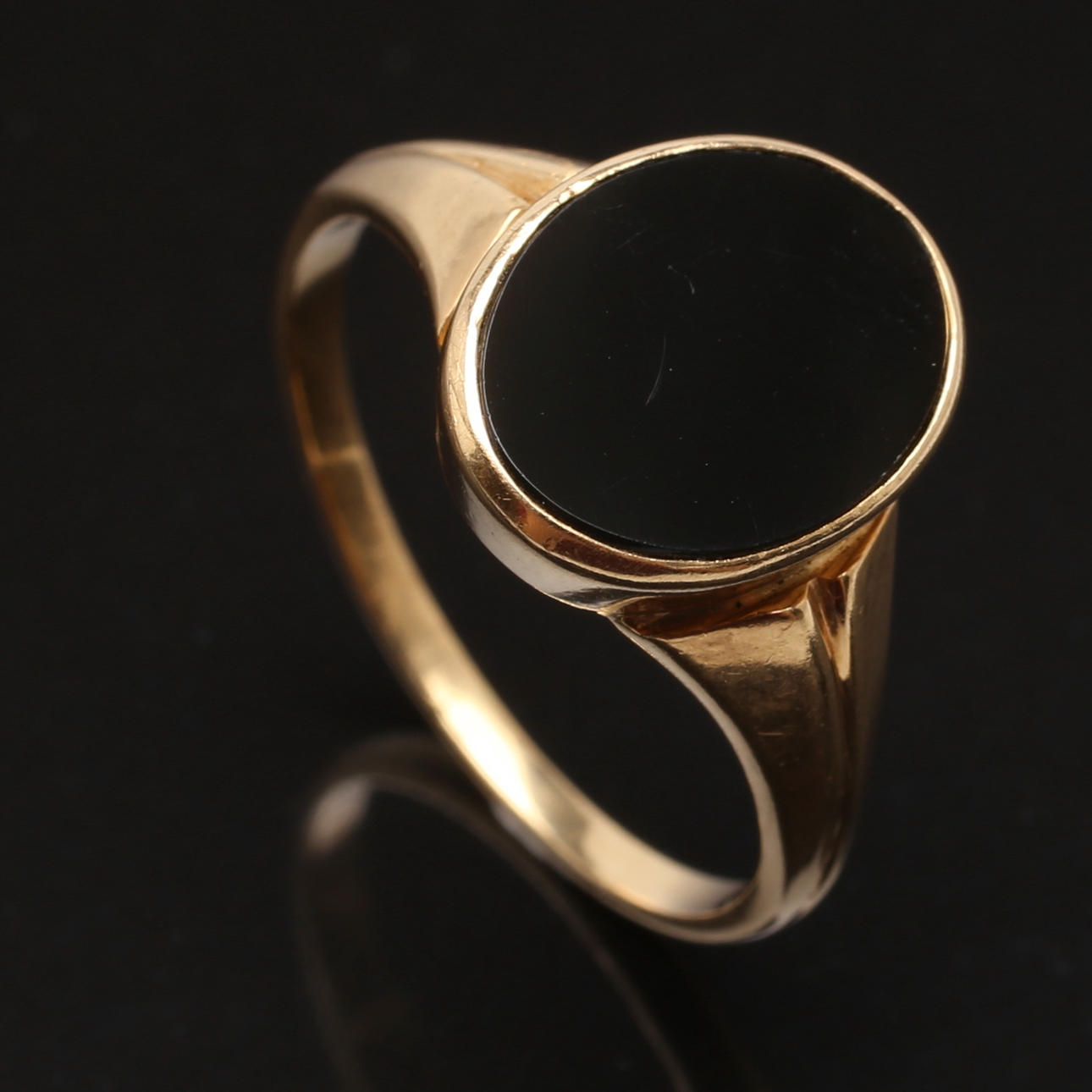 KLACKRING, 18K guld med onyx, Guldvaruhuset Aktiebolag, Stockholm, 1948.