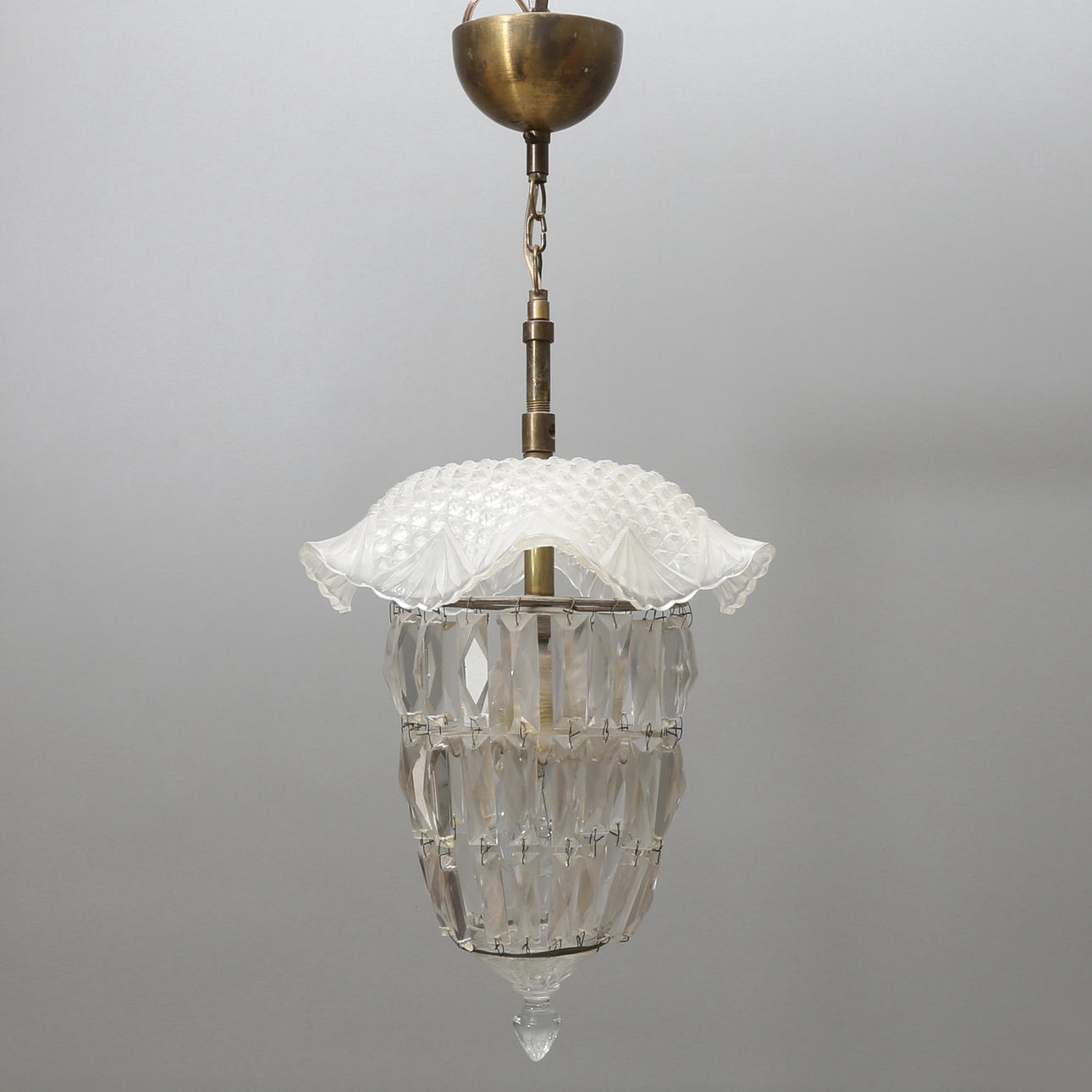 HALLAMPA, behängd med prismor, 1900-talets första hälft.