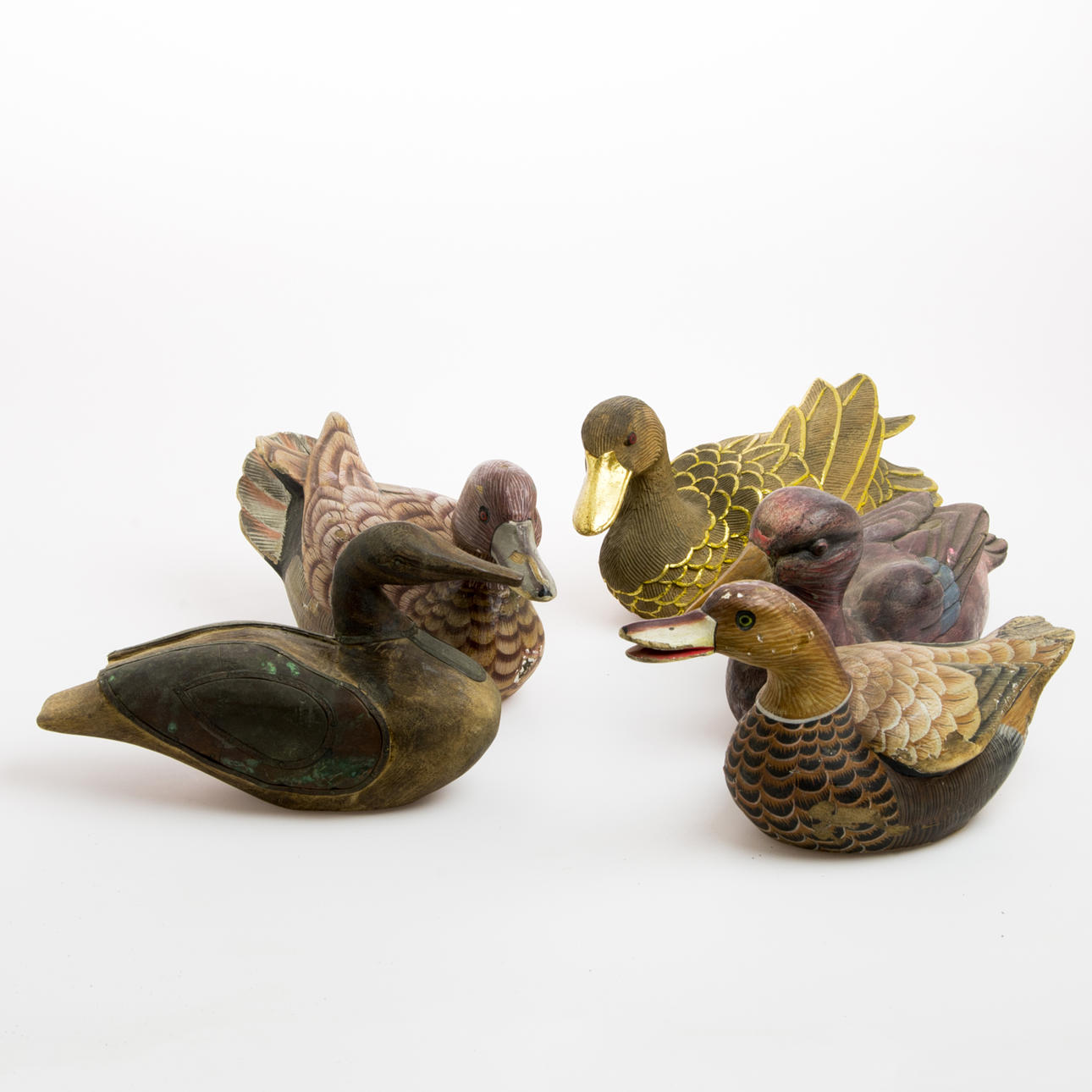 Skulpturer, 5 stycken änder, målat och snidat trä, samtida.