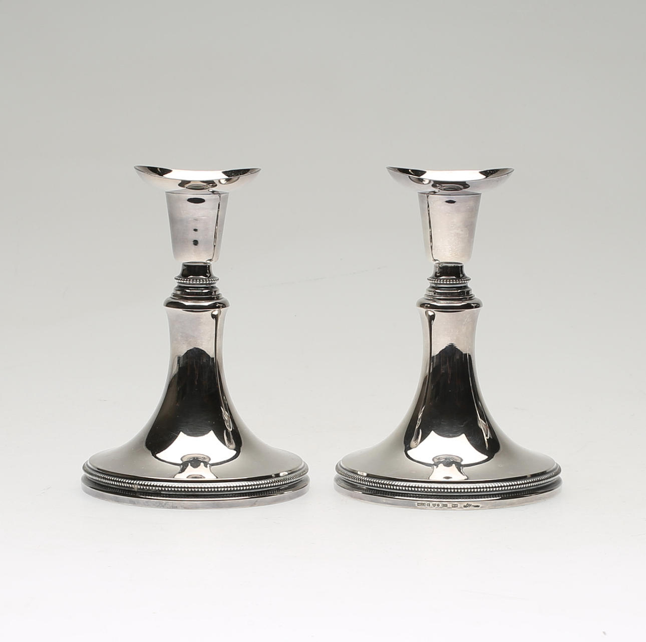 LJUSSTAKAR, ett par, silver, Eric Löfman, MGAB, Uppsala, 1982.