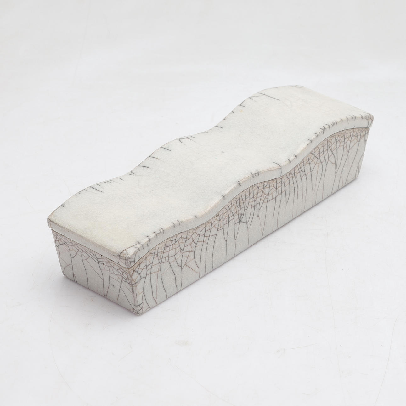 LISBETH FORSBERG. Lockask, keramik, raku, monogramsignerade.