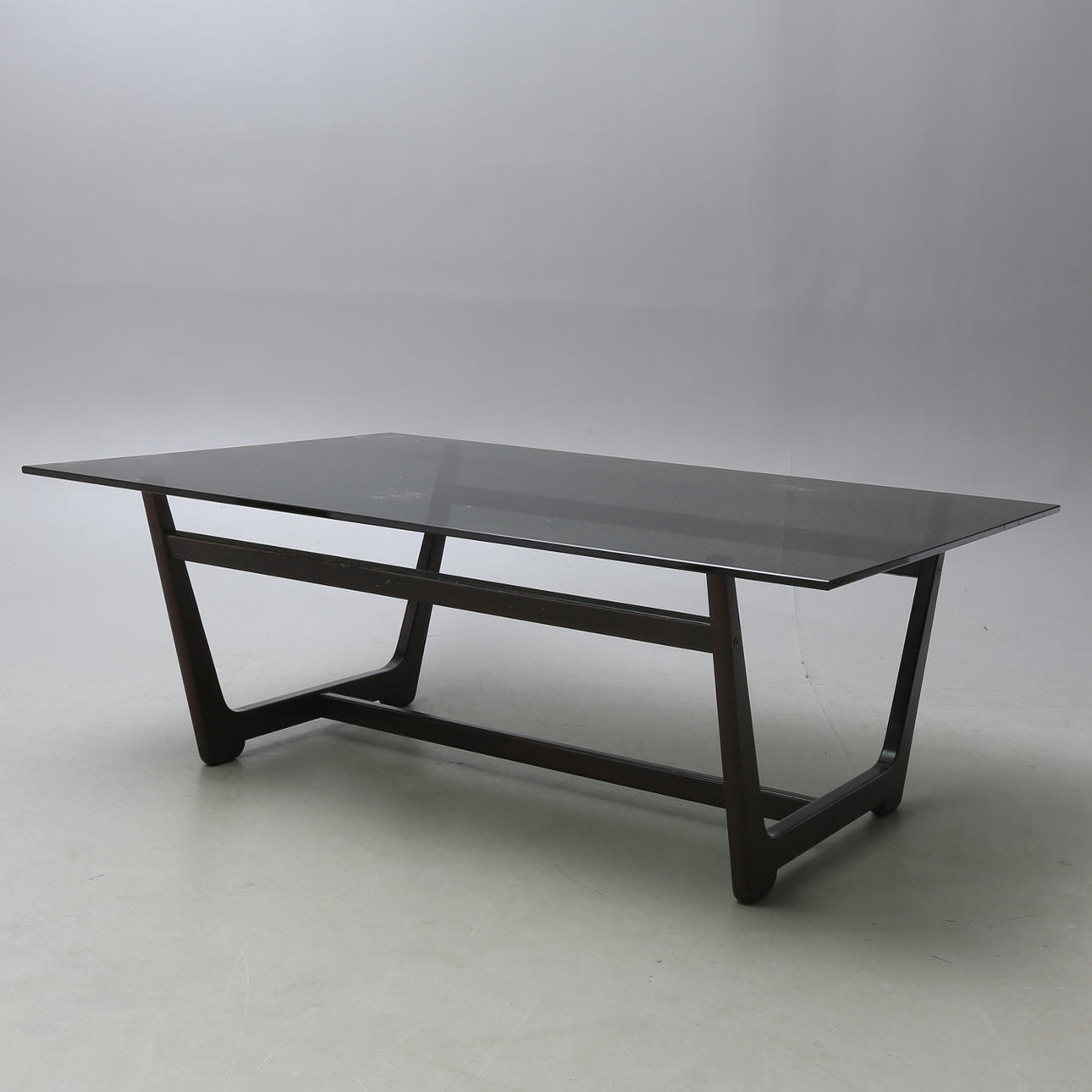 SOFFBORD, rökfärgad glasskiva på träunderrede, 1960-/1970-tal.