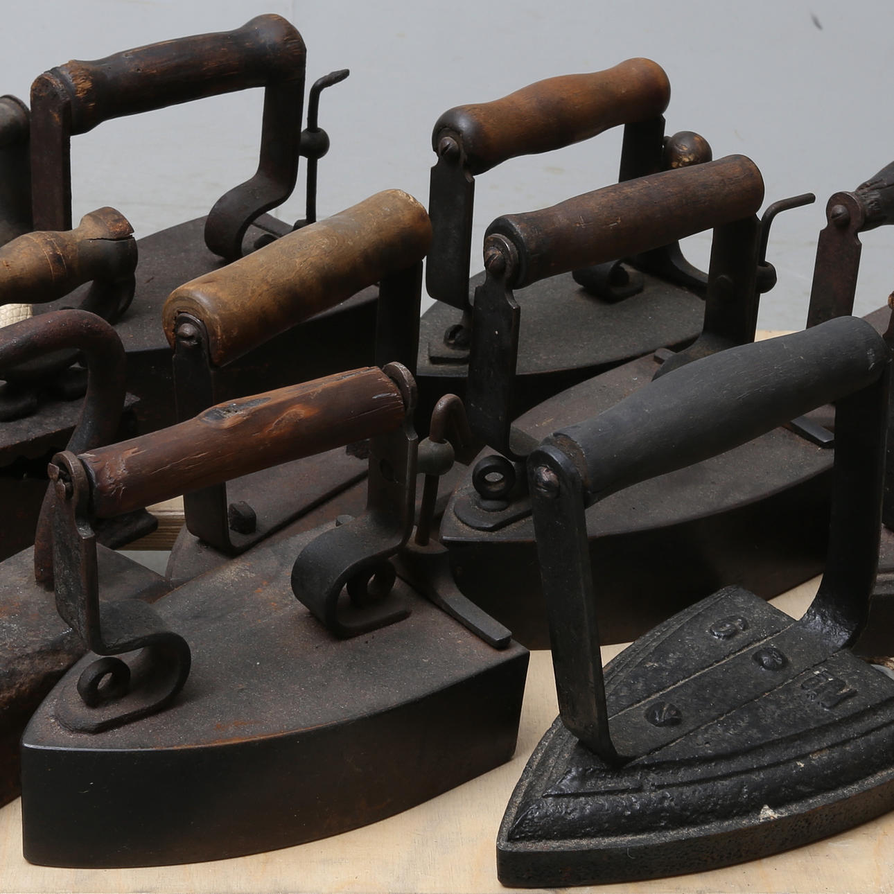 STRYKJÄRN, 19 st, flertalet i järn, 1800/1900-tal.