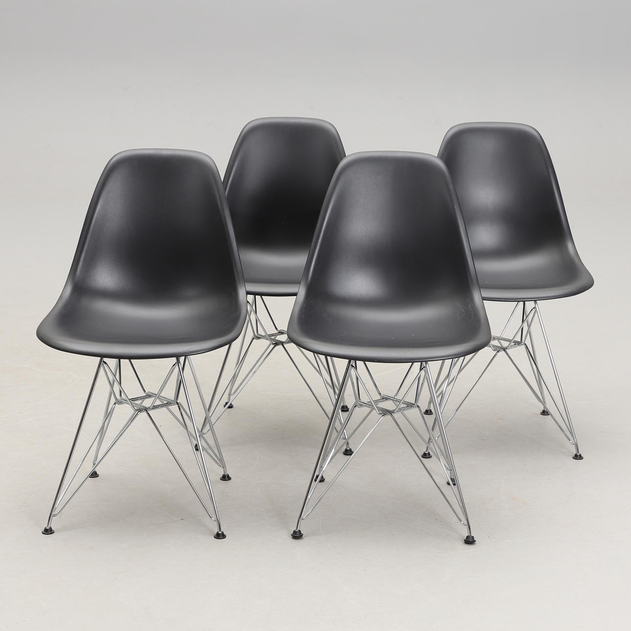 CHARLES & RAY EAMES. Stolar, "Eames Plastic Side Chair", 4 st., Vitra, etikettmärkta.