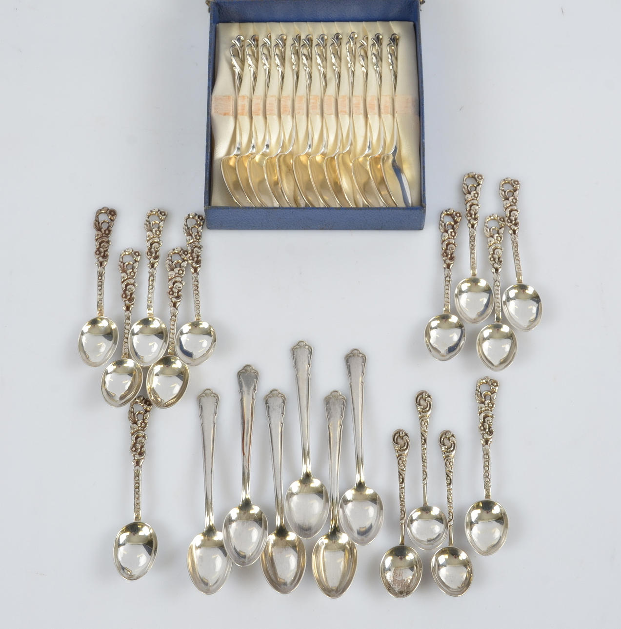 KAFFESKEDAR OCH MOCKASKEDAR, 32 delar, nysilver och silver.