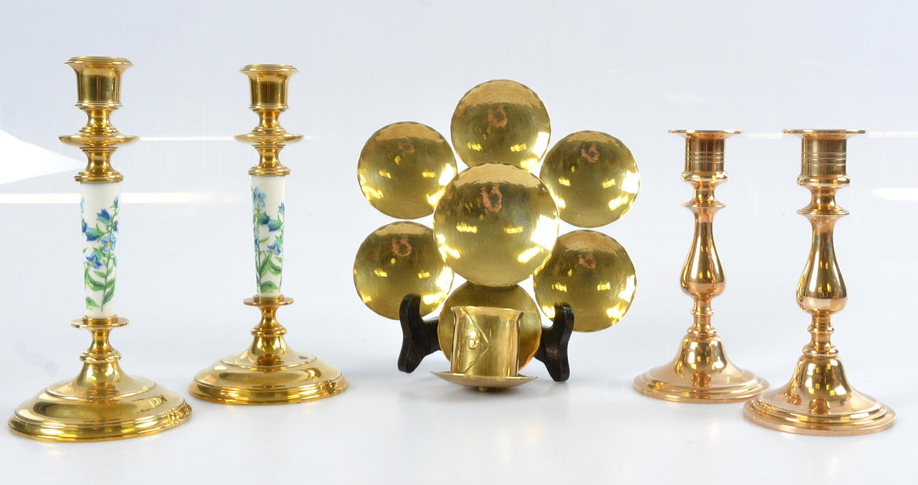 LJUSSTAKAR, 5 delar, malm, mässing och porslin, 1900-tal.