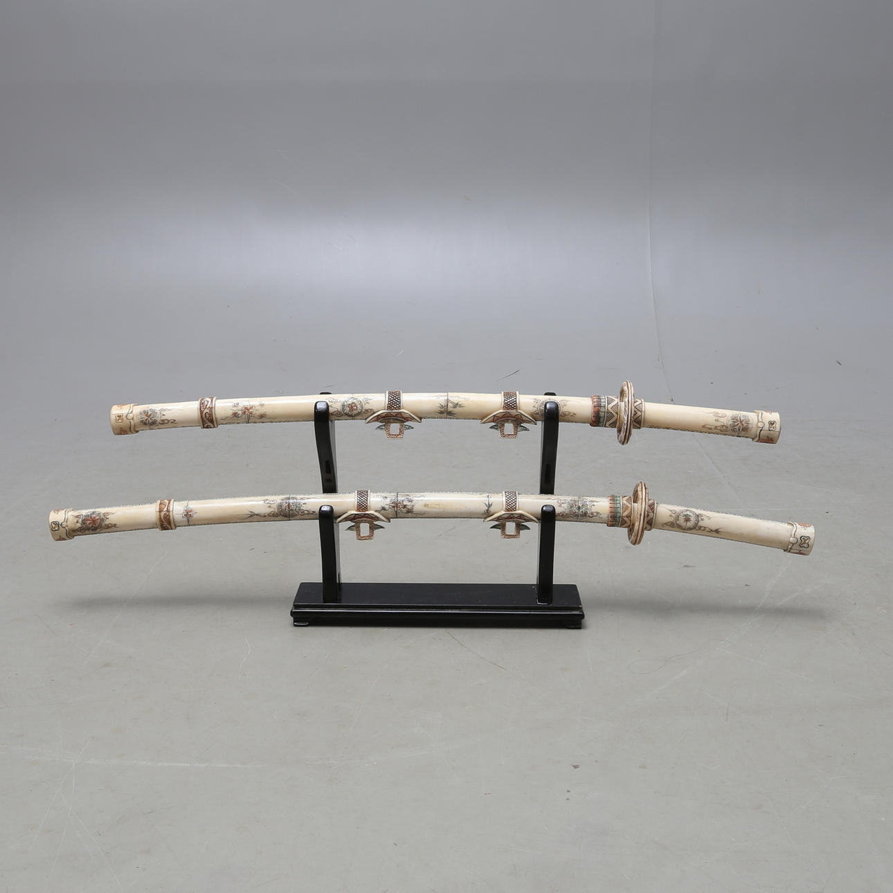 DEKORATIONSSVÄRD, 2 st, orientaliska, Katana samt Wakesachi, 1900/2000-tal.