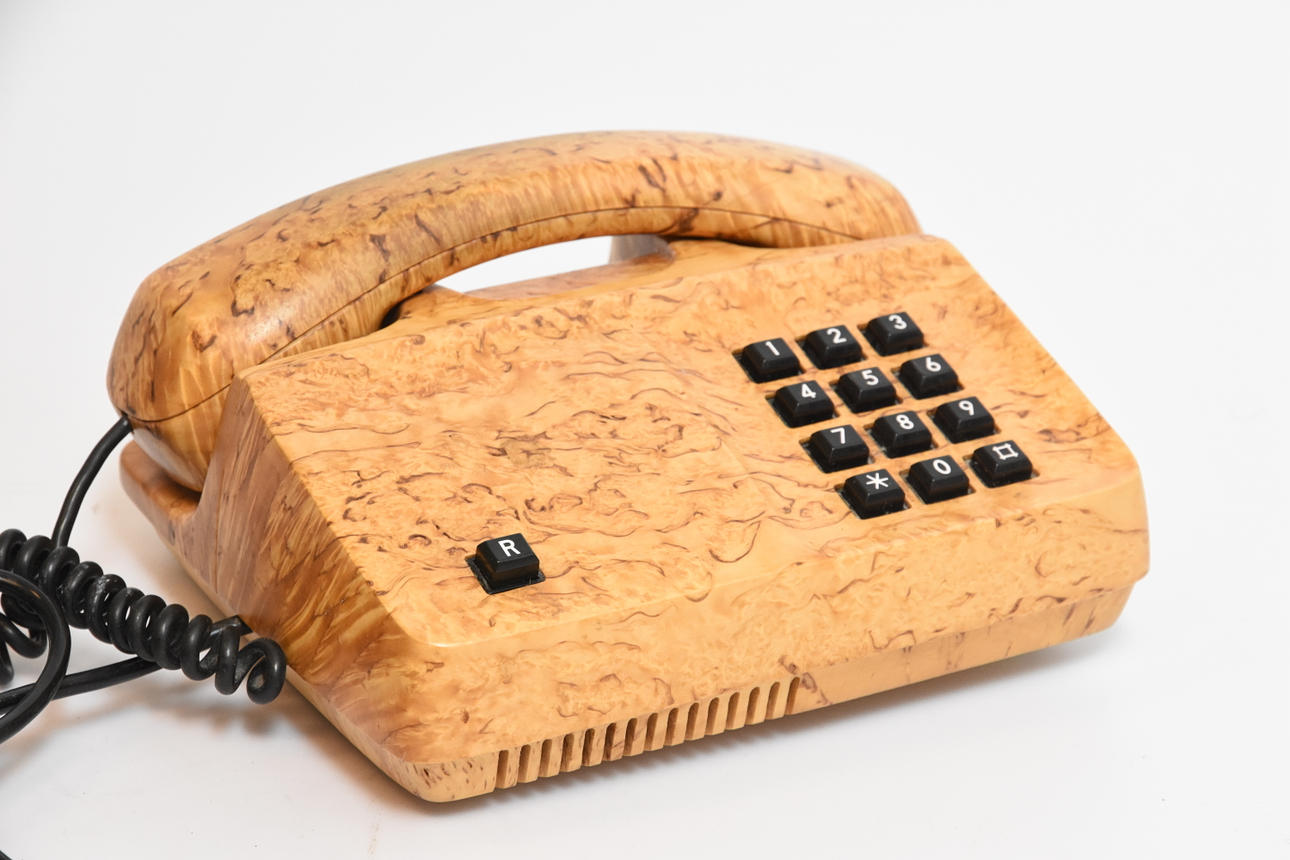TELEFON " Diavox" masurbjörk, design Carl-Arne Breger, certifikat Nr.89 tillverkad 1983.