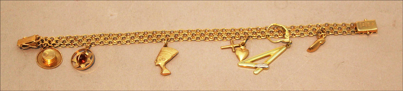 GULDARMBAND med 6 st berlocker. 18K. Totalvikt 15,2 gram.