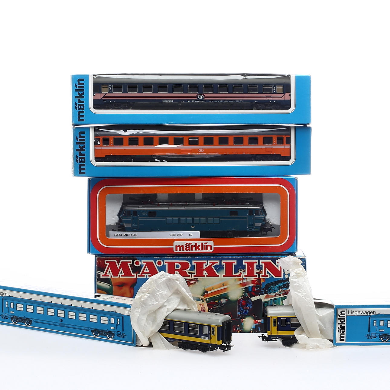 MÄRKLIN två lok Belgien 3086.2 och 3152.1 samt 4 vagnar. Originalkartonger.