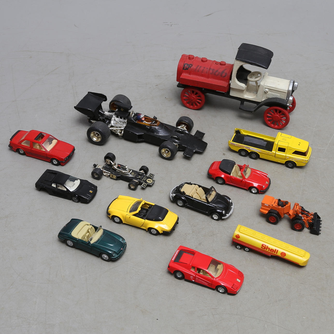 BILAR, 12 st, bl.a. Corgi toys, MC toy och Lesney Matchbox, 1900-talets andra hälft.